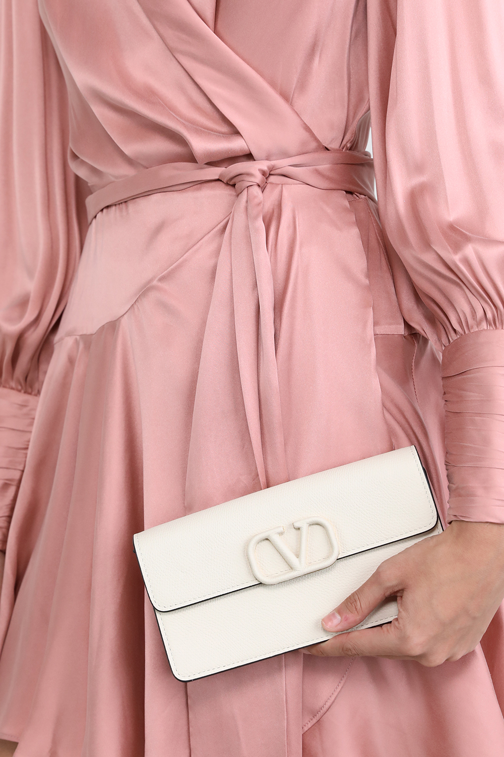 תמונת כל הלוק של תיק קרוסבודי עם לוגו